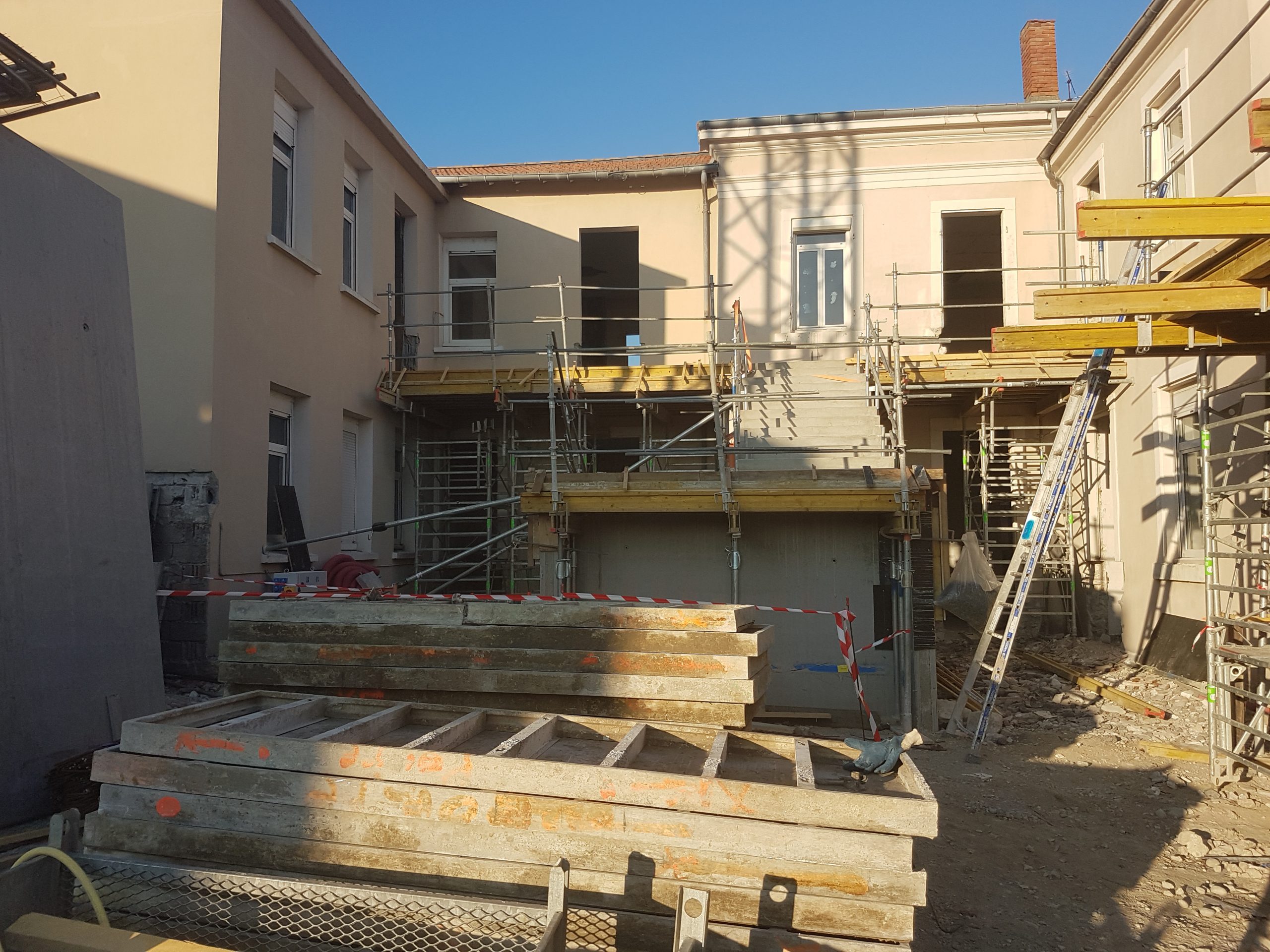 Construction du Self de la cantine pour les établissements du Teil. Projet soutenu par la Fondation Saint Matthieu Ardèche.