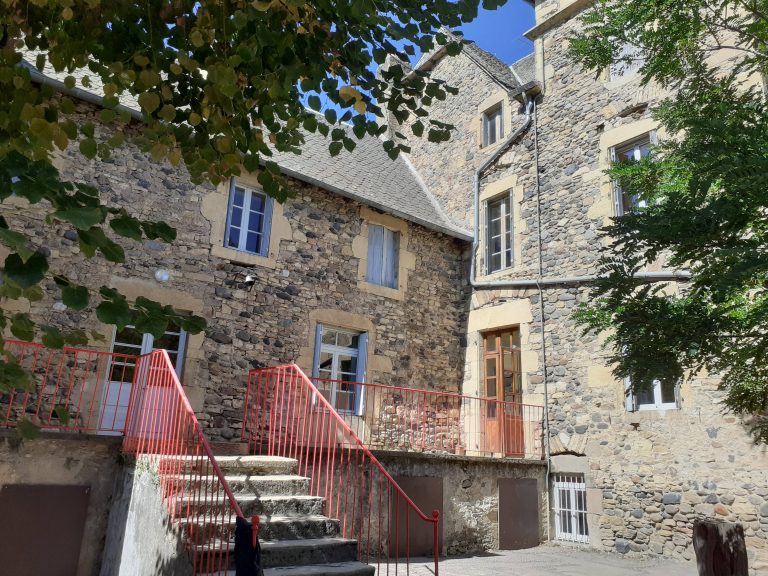Rénovation des fenêtres, pour l'école Sainte-Marie, à Saint-Côme-d'Olt. Projet soutenu par la Fondation Saint Matthieu Aveyron-Lot