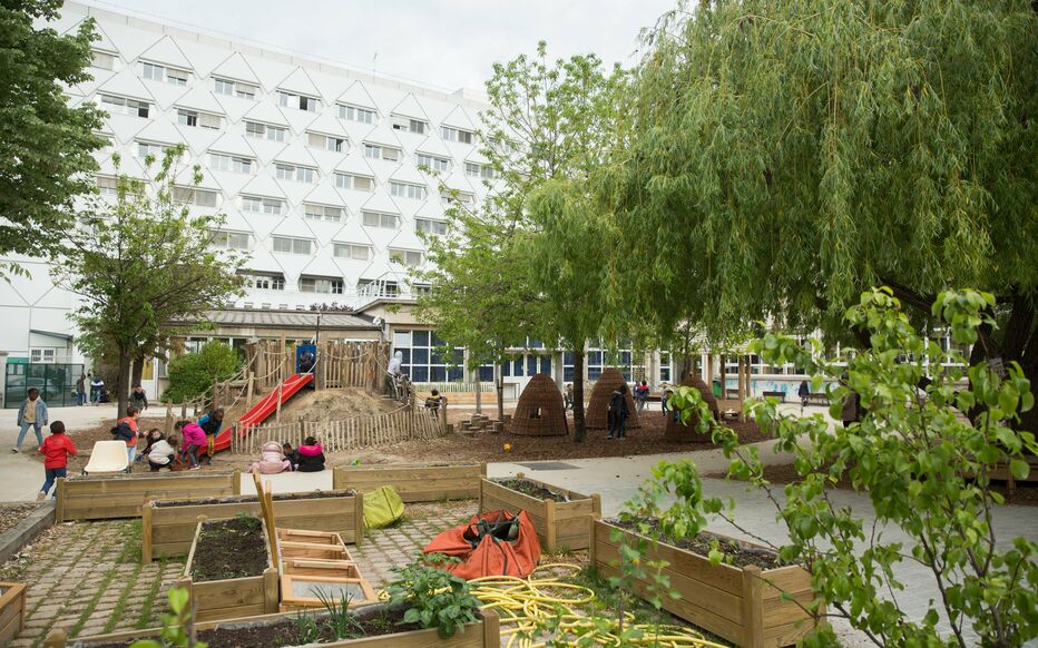 Les cours oasis aménagées en ville ont pour but d'enlever le bitume et d'augmenter le nombre d'arbres plantés et les jardinières. 
Les lieux sont ainsi "rafraîchis" et doivent permettre à la ville de lutter contre le réchauffement climatique et les épisodes caniculaires.