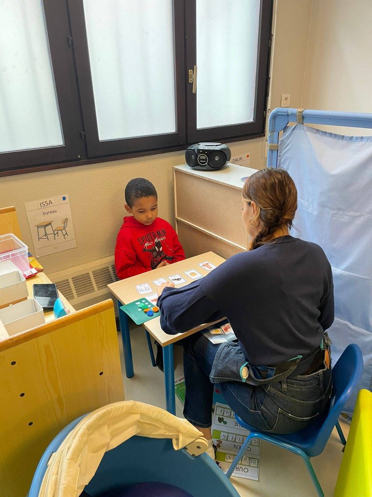 Les classes Soleil apporte une prise en charge adaptée jeunes enfants porteurs de troubles du spectre autistique sévère. 